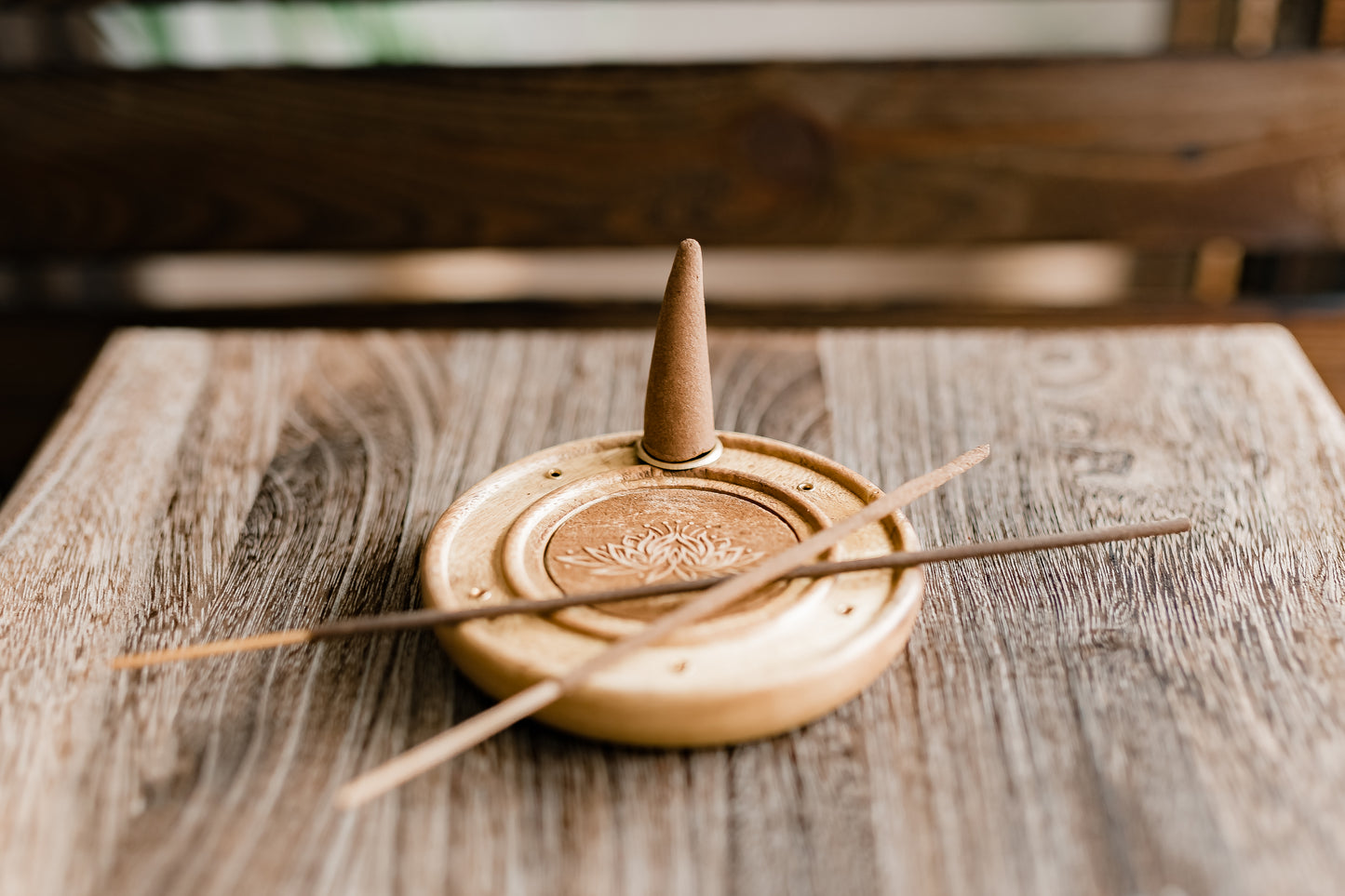 Räucherstäbchen- & Räucherkegelhalter aus Holz - Mit wunderschönem Lotus Design