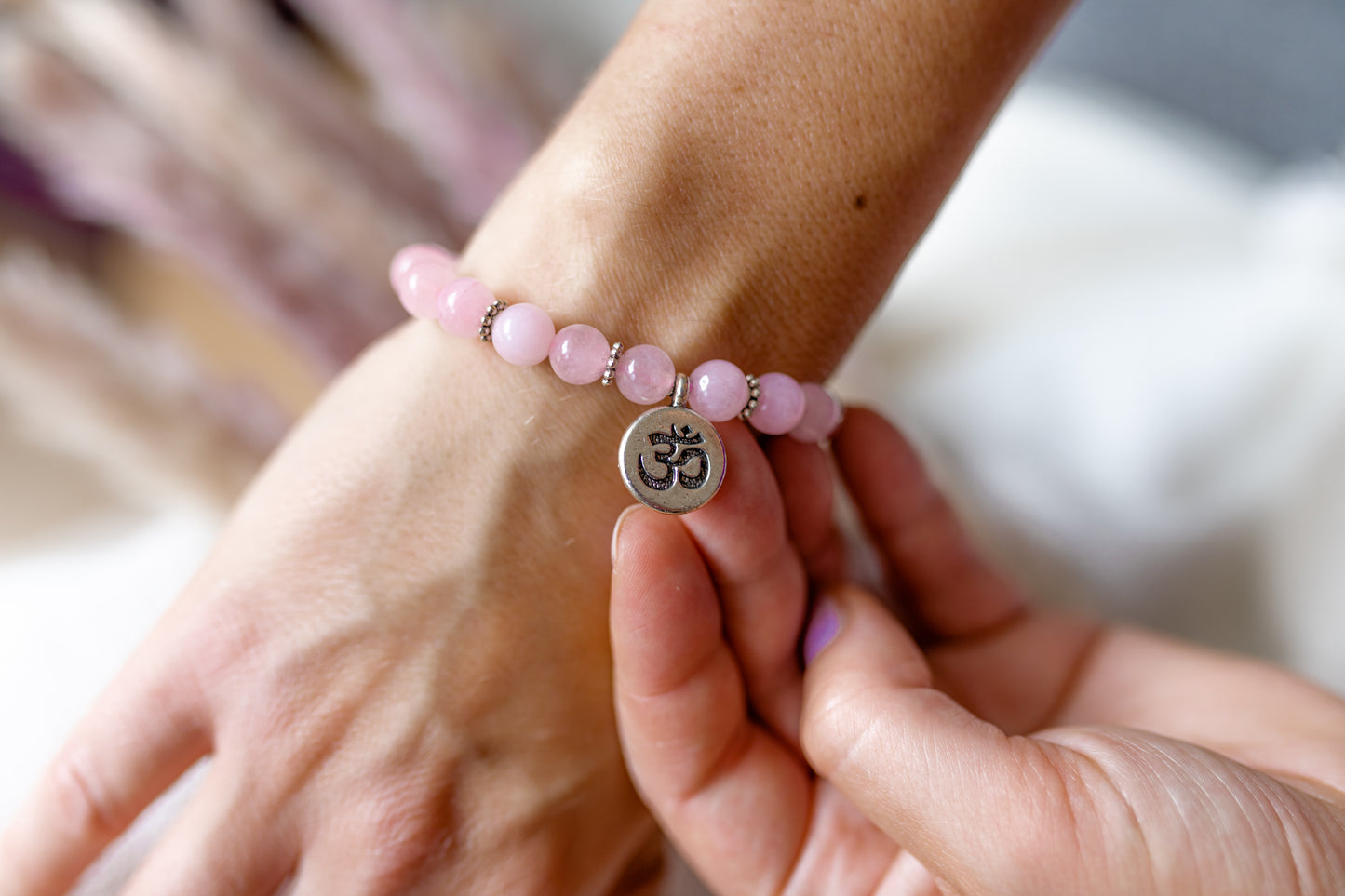 Mala-Armband der Liebe mit Rosenquarz Edelstein & Ohm Symbol - Wunderschönes Armband zur Meditation & als Schmuck