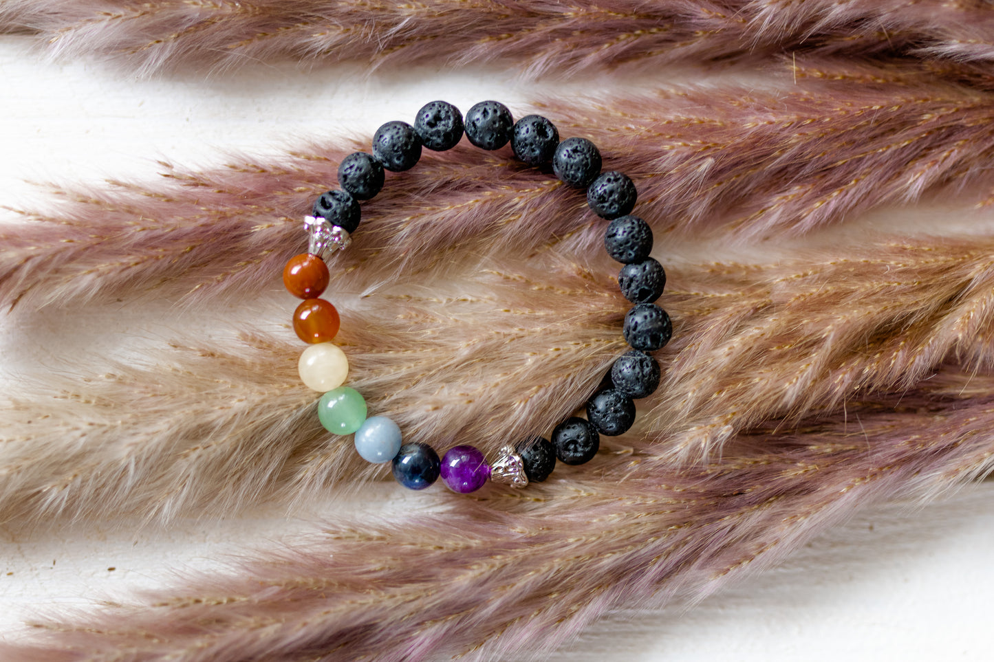 Lavastein-Armband mit Chakra-Perlen zur Harmonisierung deiner Chakren - Wunderschönes spirituelles Geschenk