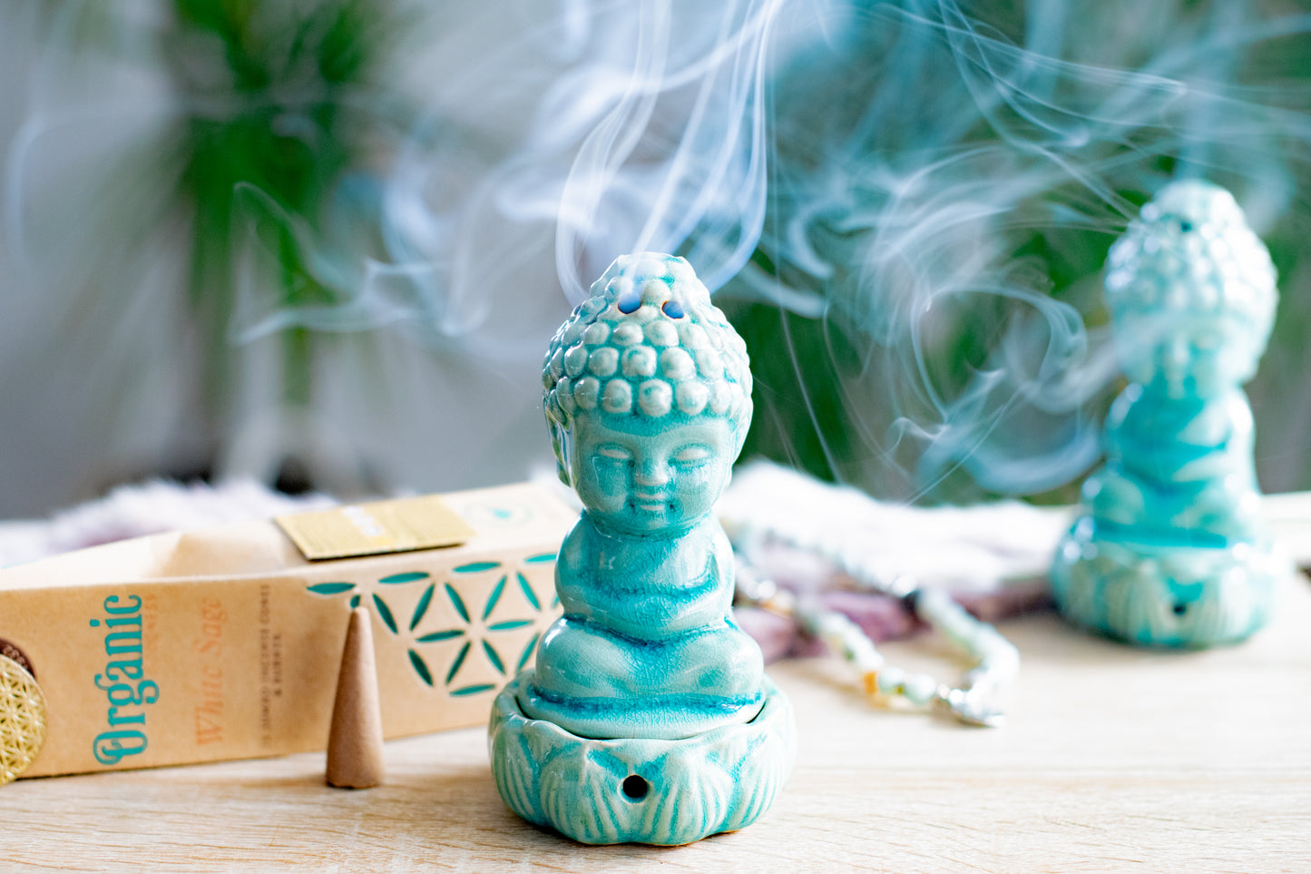 Entzückendes Geschenke-Set: Türkiser Aromabrenner Buddha & Räucherkegel Weißer Salbei für Meditation und Yoga