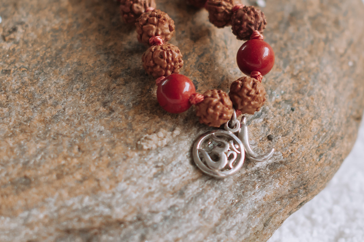 Mala Kette “Mut & Willenskraft” mit Roter Jaspis Edelstein - Edelsteinmala "Erden" mit Om-Symbol für Wurzel-Chakra